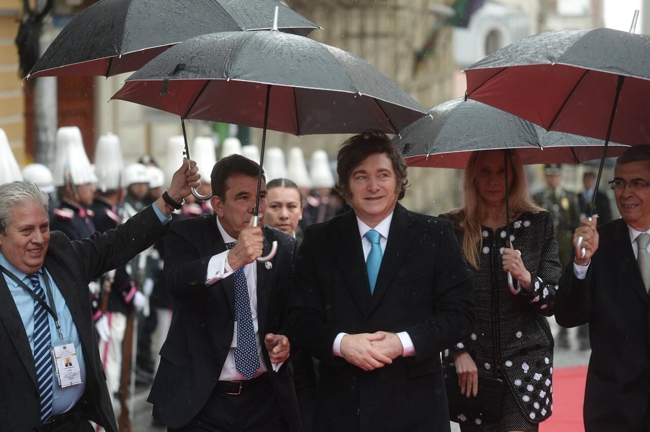 Javier Milei, en Bolivia, junto con Karina Milei, al llegar para la asunción de Rodrigo Paz; se cruzó allí con un funcionario de Trump que lo elogió por