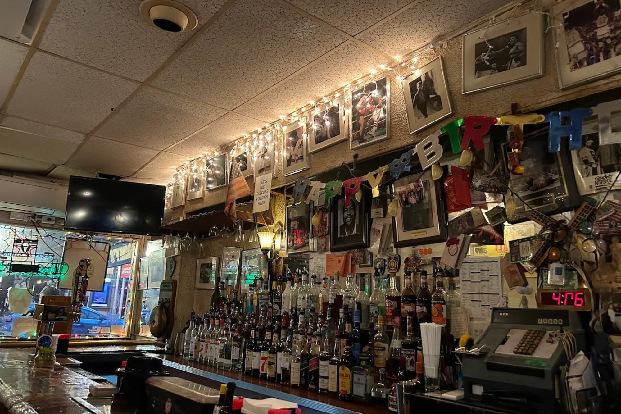 El propietario del edificio afirma que mantuvo condiciones favorables durante años y ofreció una compensación para que el bar se retire