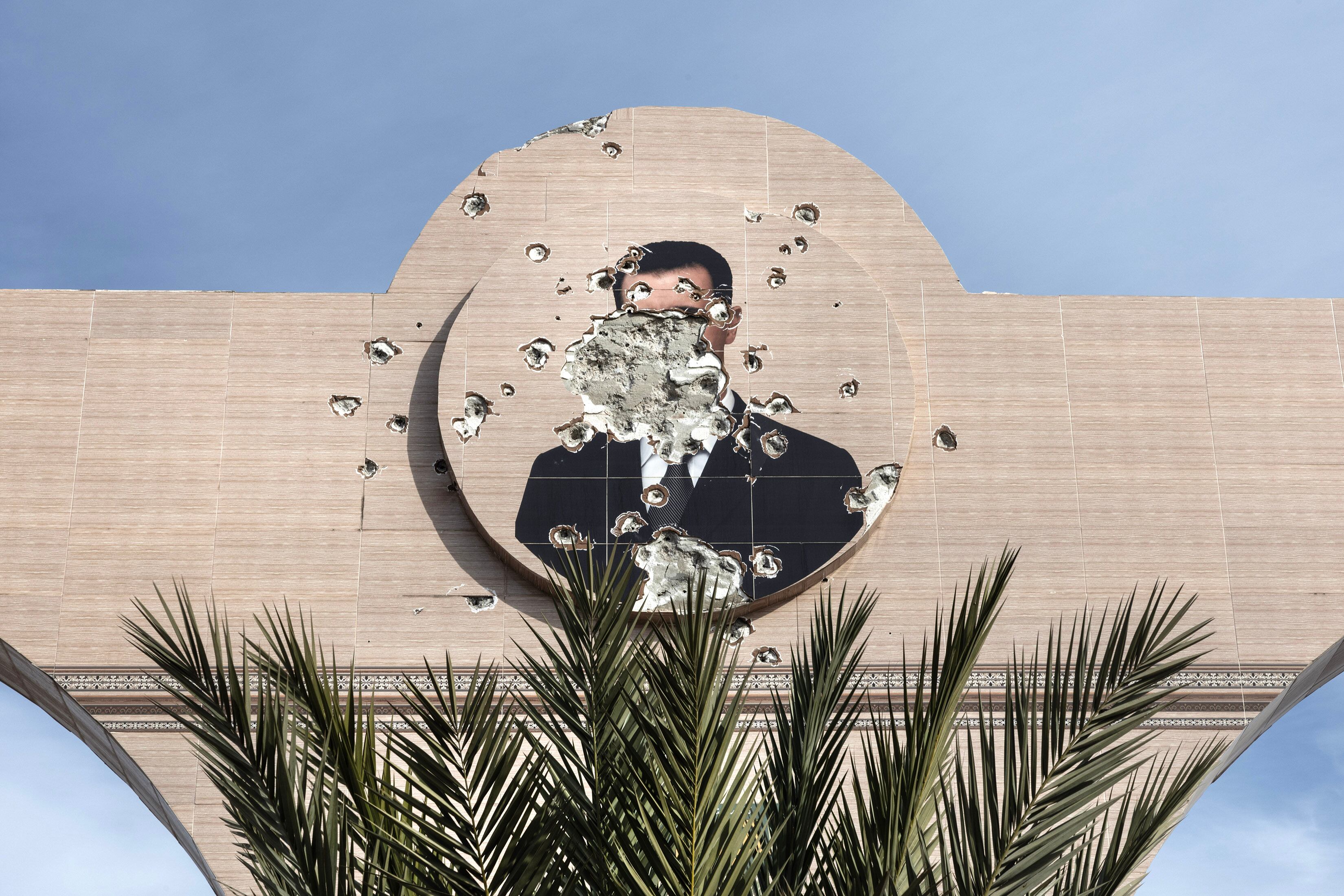 Un mural pintarrajeado de Bashar Assad en Homs, Siria, el 17 de diciembre de 2024. La antigua ciudad, uno de los primeros bastiones de la oposición al opresivo régimen de Bashar Assad, fue asolada por la represión gubernamental. Los residentes reaccionan a su caÃda con sonrisas y lágrimas.(David Guttenfelder/The New York Times)