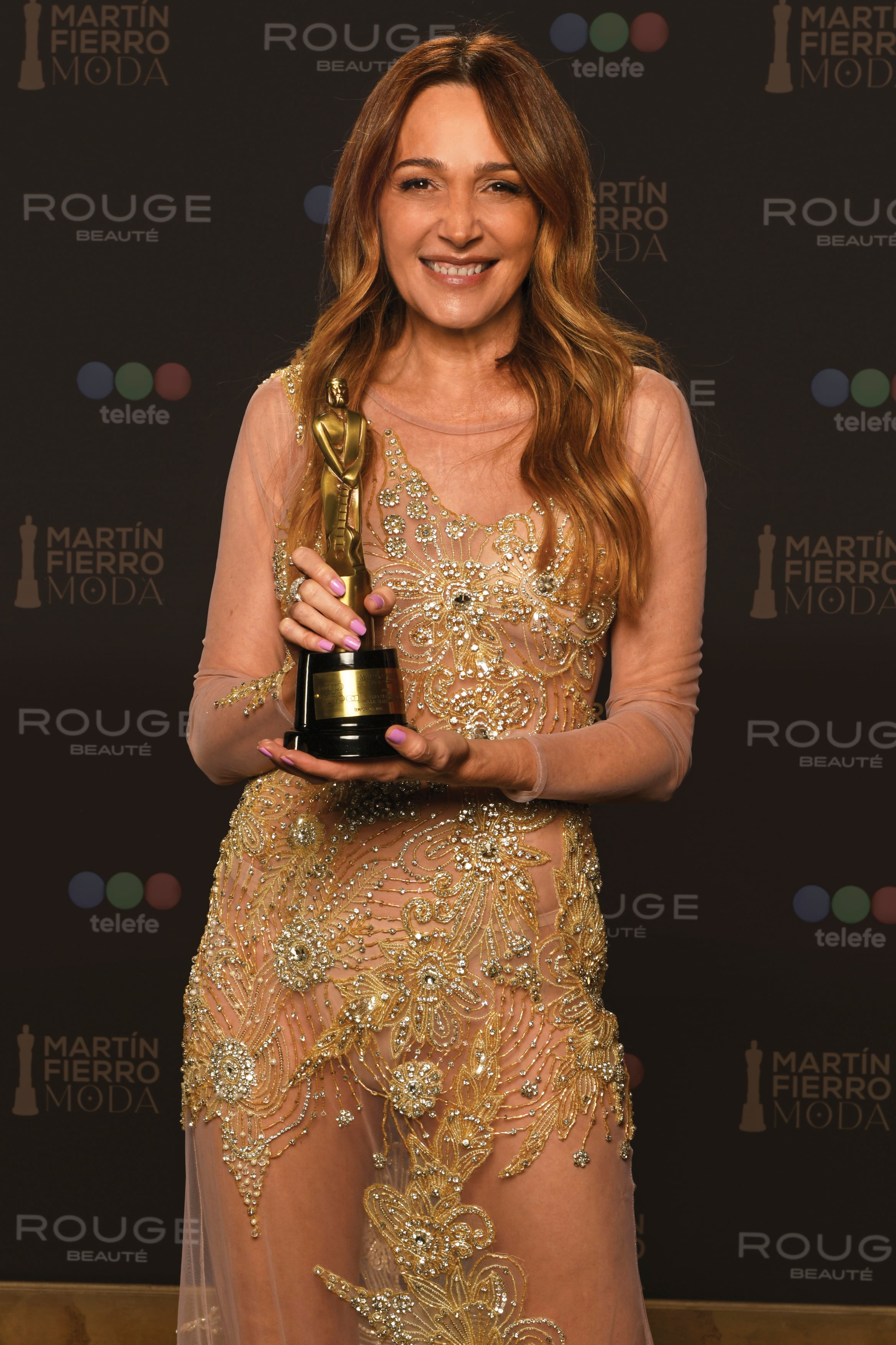 Verónica Lozano brilló con un diseño de Natalia Antolin