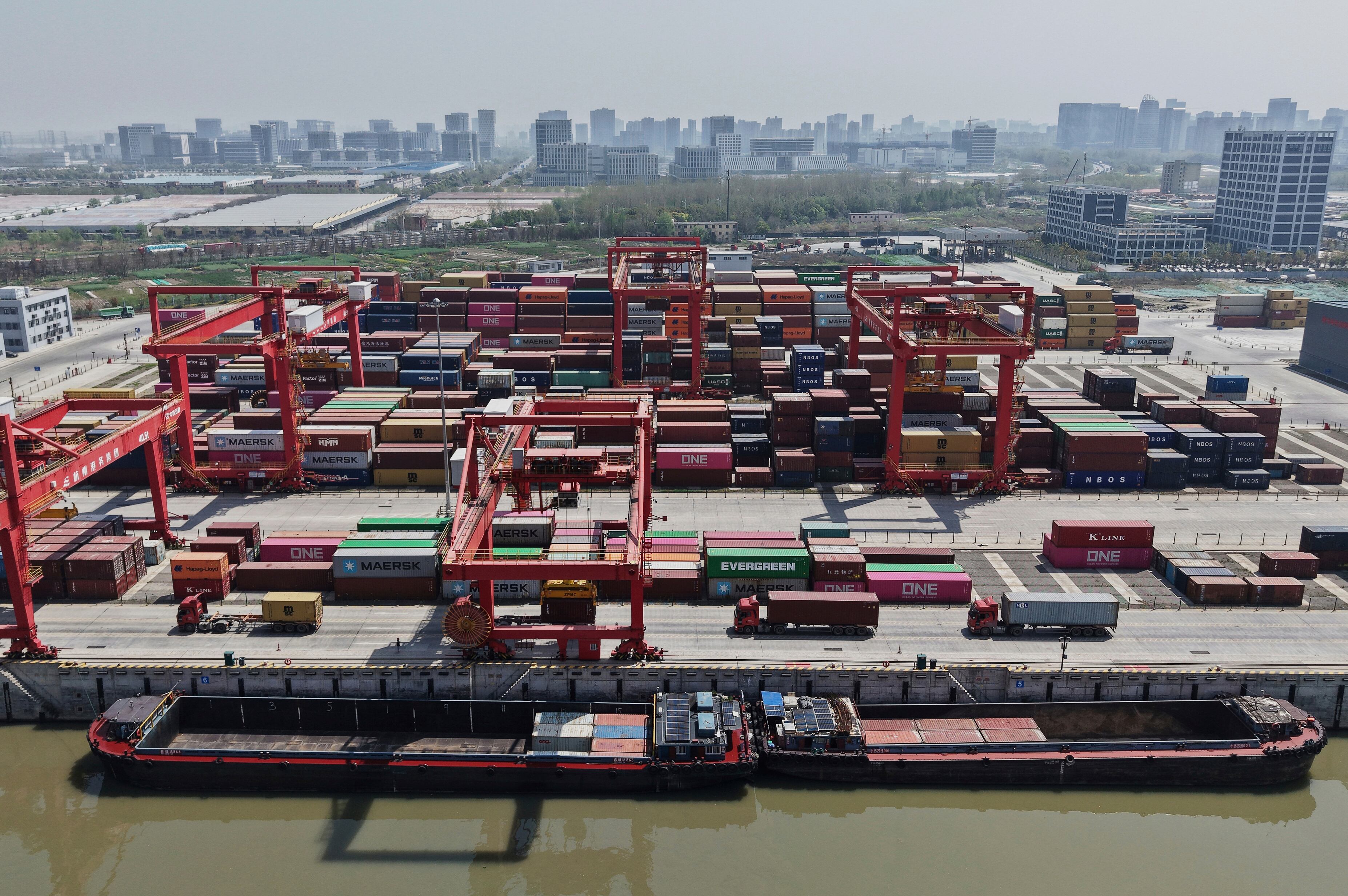 Una vista aérea de la Terminal de Contenedores Xiasha, en el canal de Hangzhou, el domingo 6 de abril de 2025, en la provincia de Zhejiang, en el este de China. (Chinatopix vía AP)