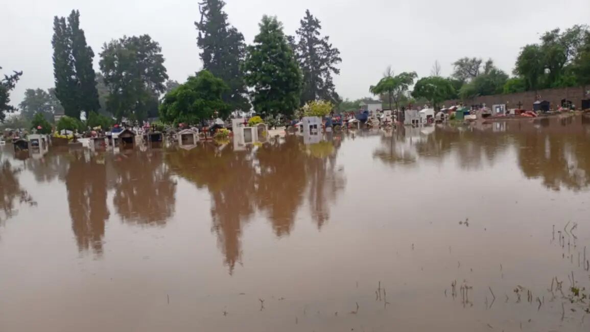 Inundaciones en Salta: debieron romper los muros de un cementerio para que drenara el agua