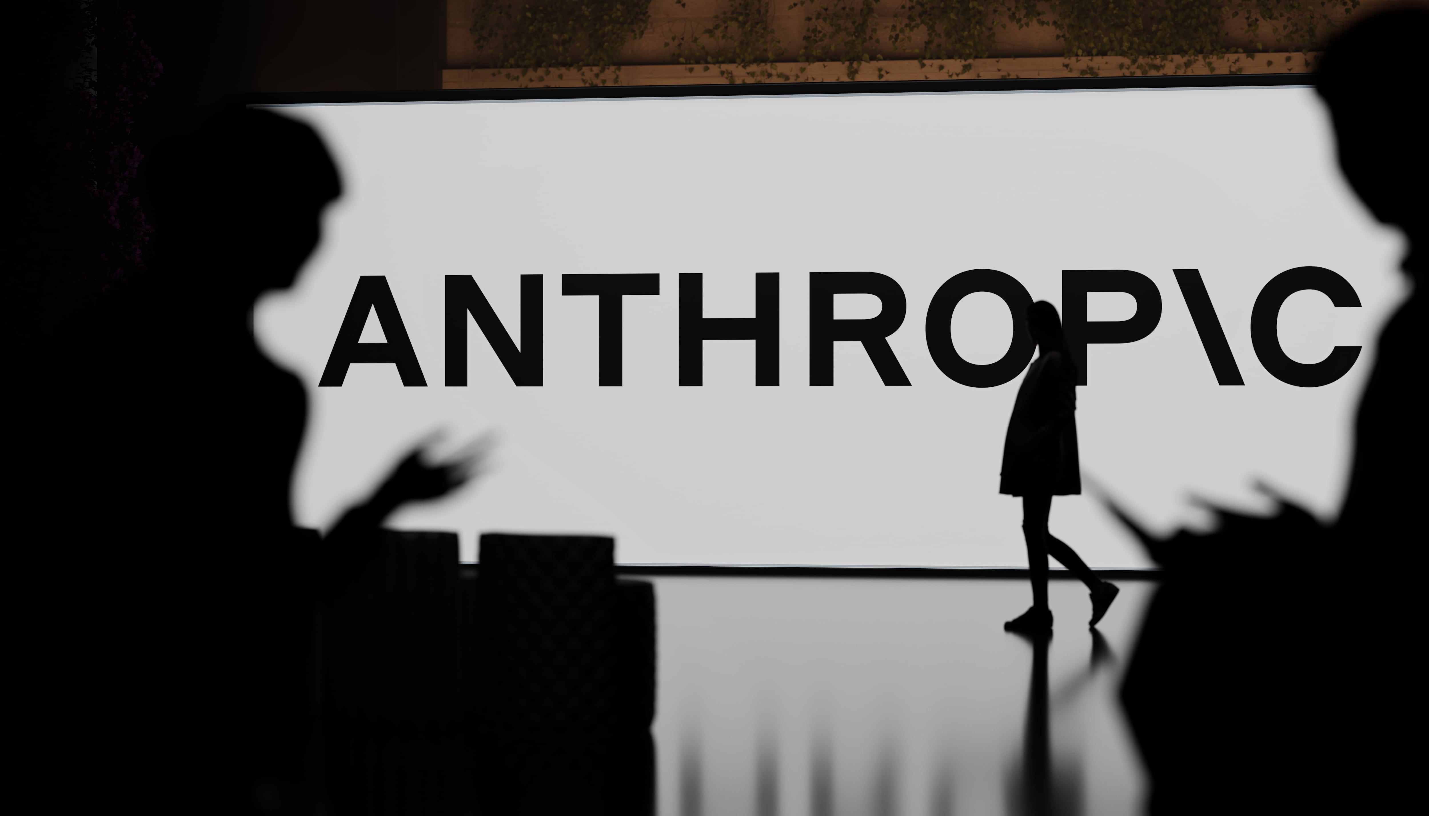 Anthropic reveló que sufrió un hackeo similar al de OpenAi y que su IA atacó a tres plataformas