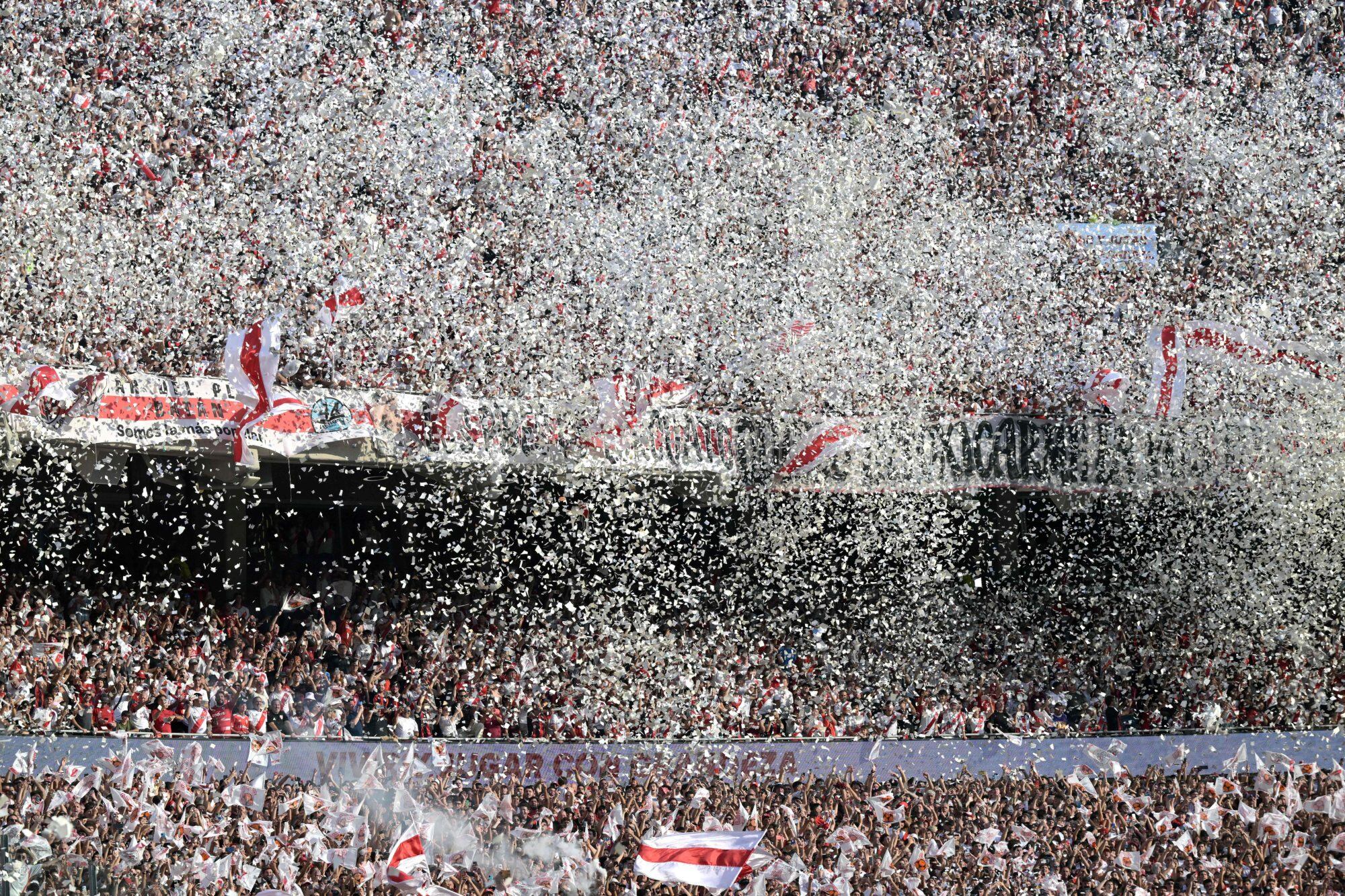 Los papelitos sobrevuelan el Monumental: juega River