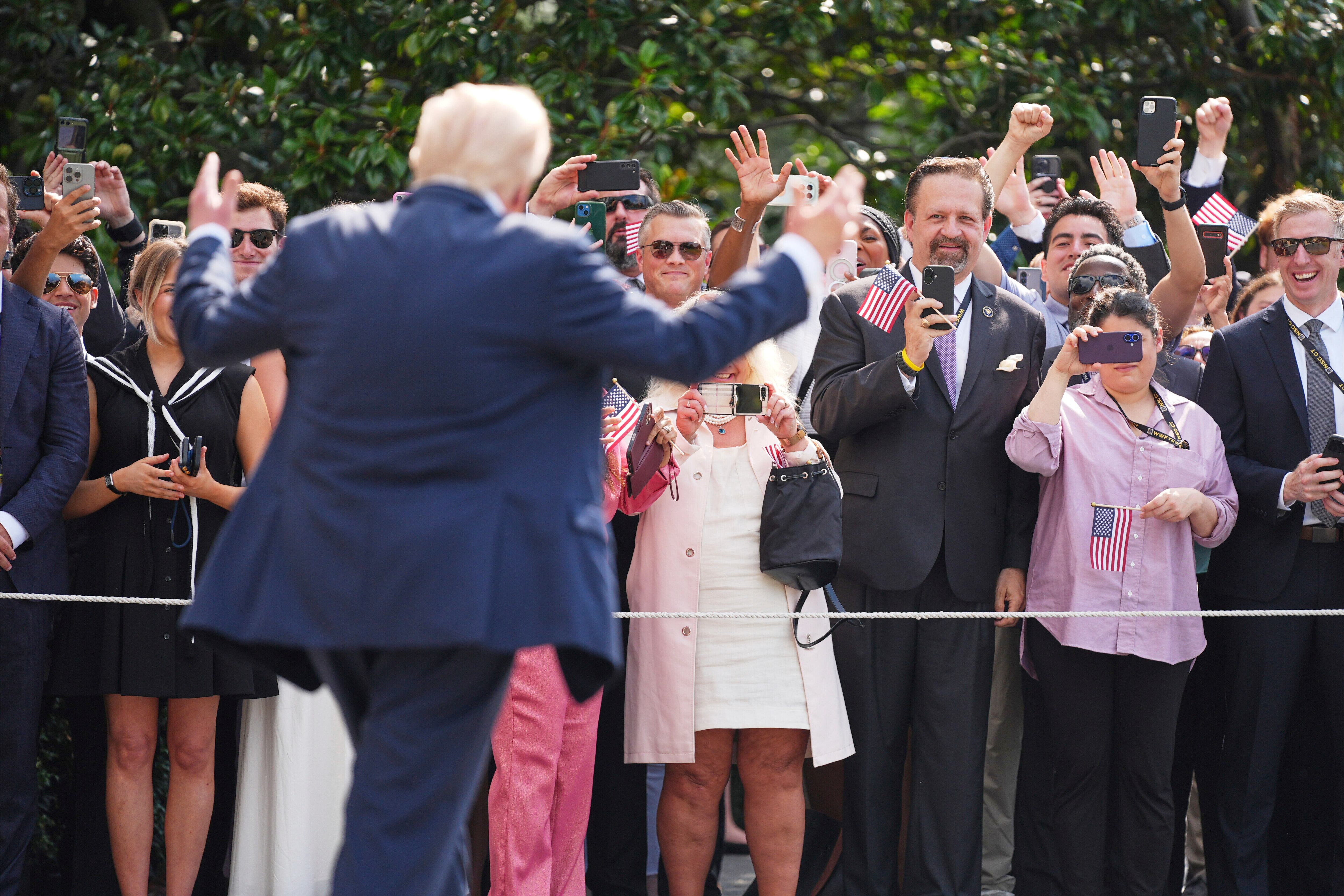 El presidente de Estados Unidos, da un giro a medias ante la presión interna y externa