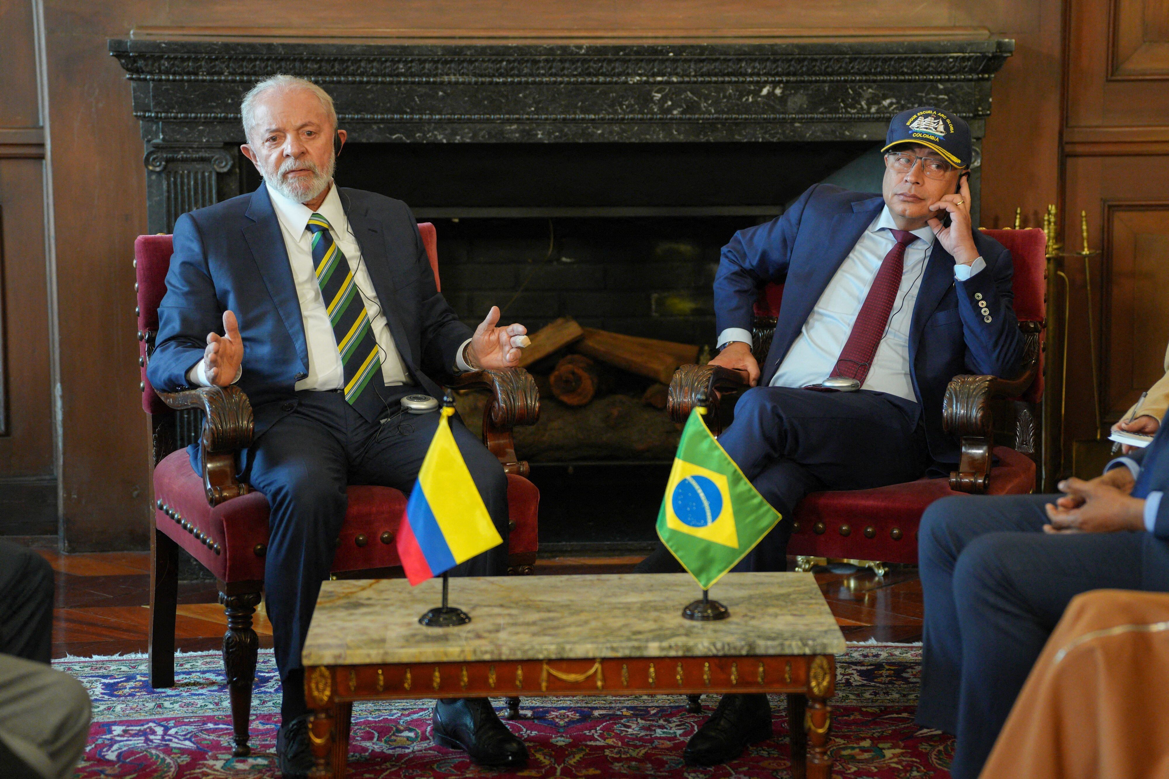 El presidente brasileño, Luiz Inacio Lula da Silva, y el colombiano, Gustavo Petro, durante la ceremonia de bienvenida en el Palacio Presidencial Casa Nariño en Bogotá, el 17 de abril de 2024.