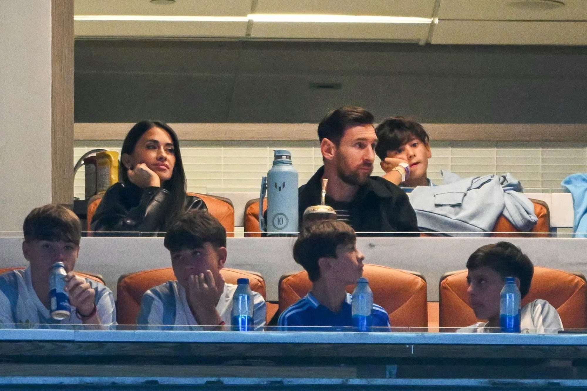 Messi, en familia en uno de los palcos del Hard Rock Stadium, presencia el amistoso que la Argentina le ganará a Venezuela.