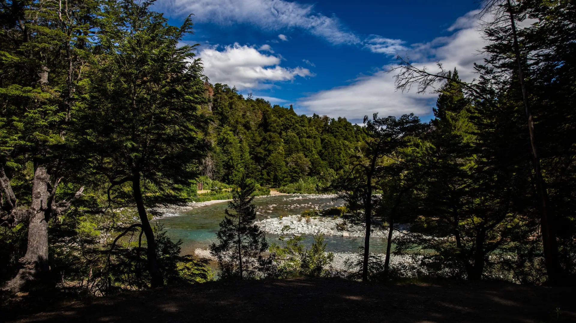 El río Azul enmarca el inicio de los senderos de trekking.