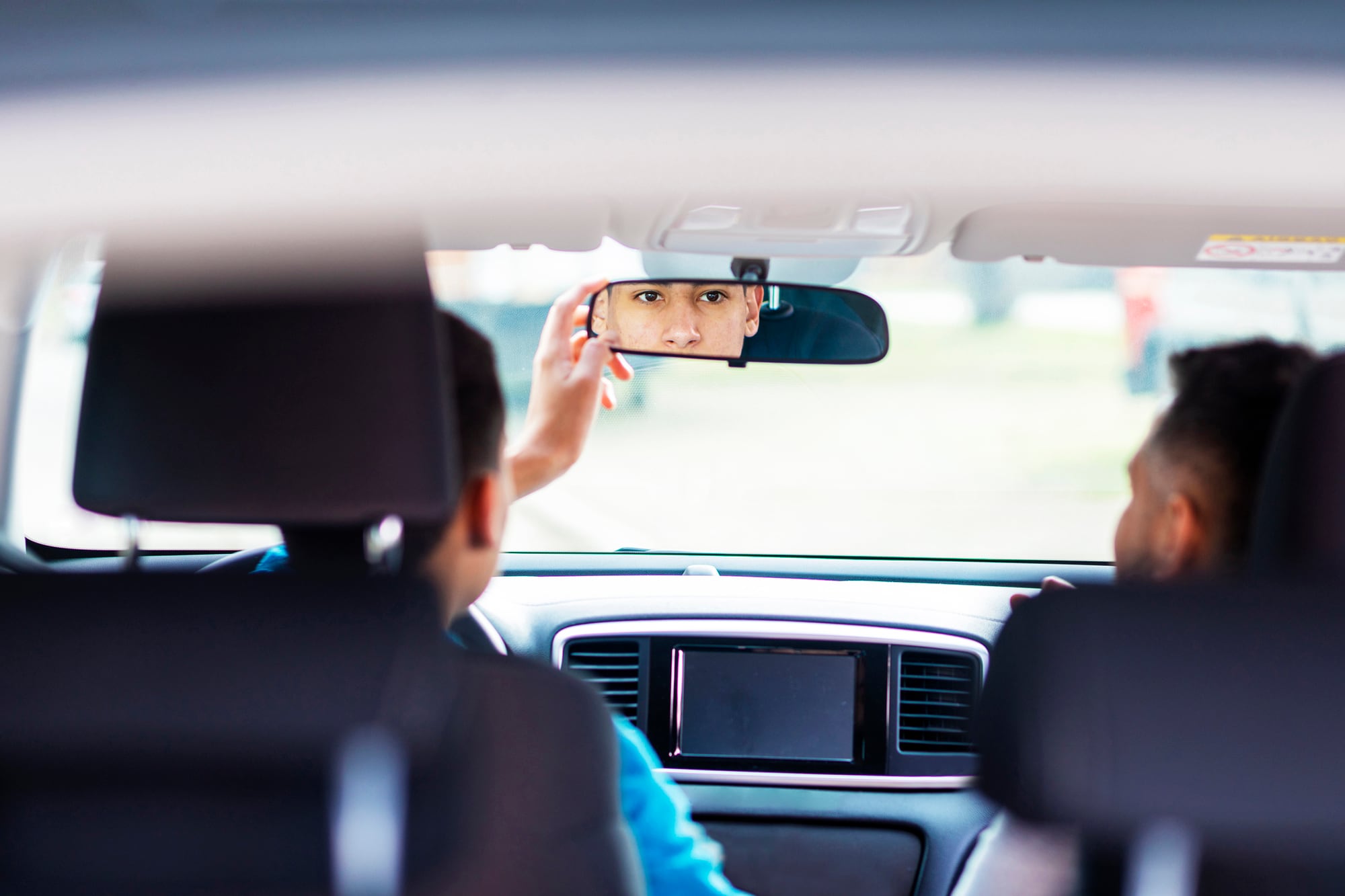 La luz blanca ayudaría a los conductores humanos, facilitando su tarea.