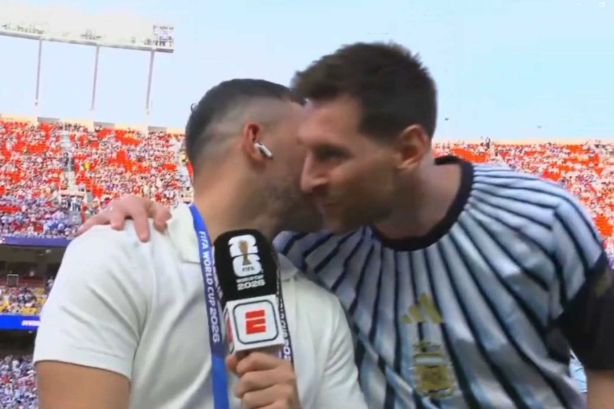 Video: el saludo de Messi al Kun Agüero durante la entrada en calor