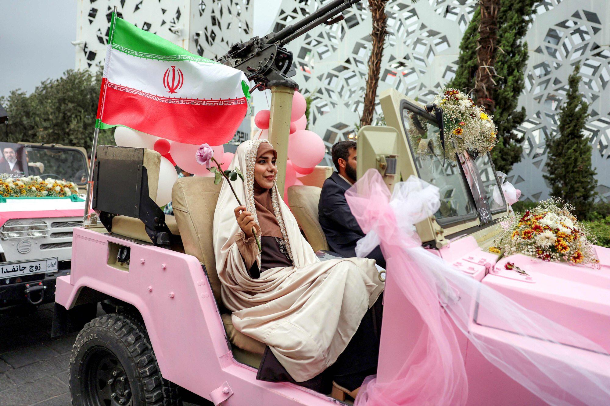 Una pareja iraní durante una boda masiva en plena guerra