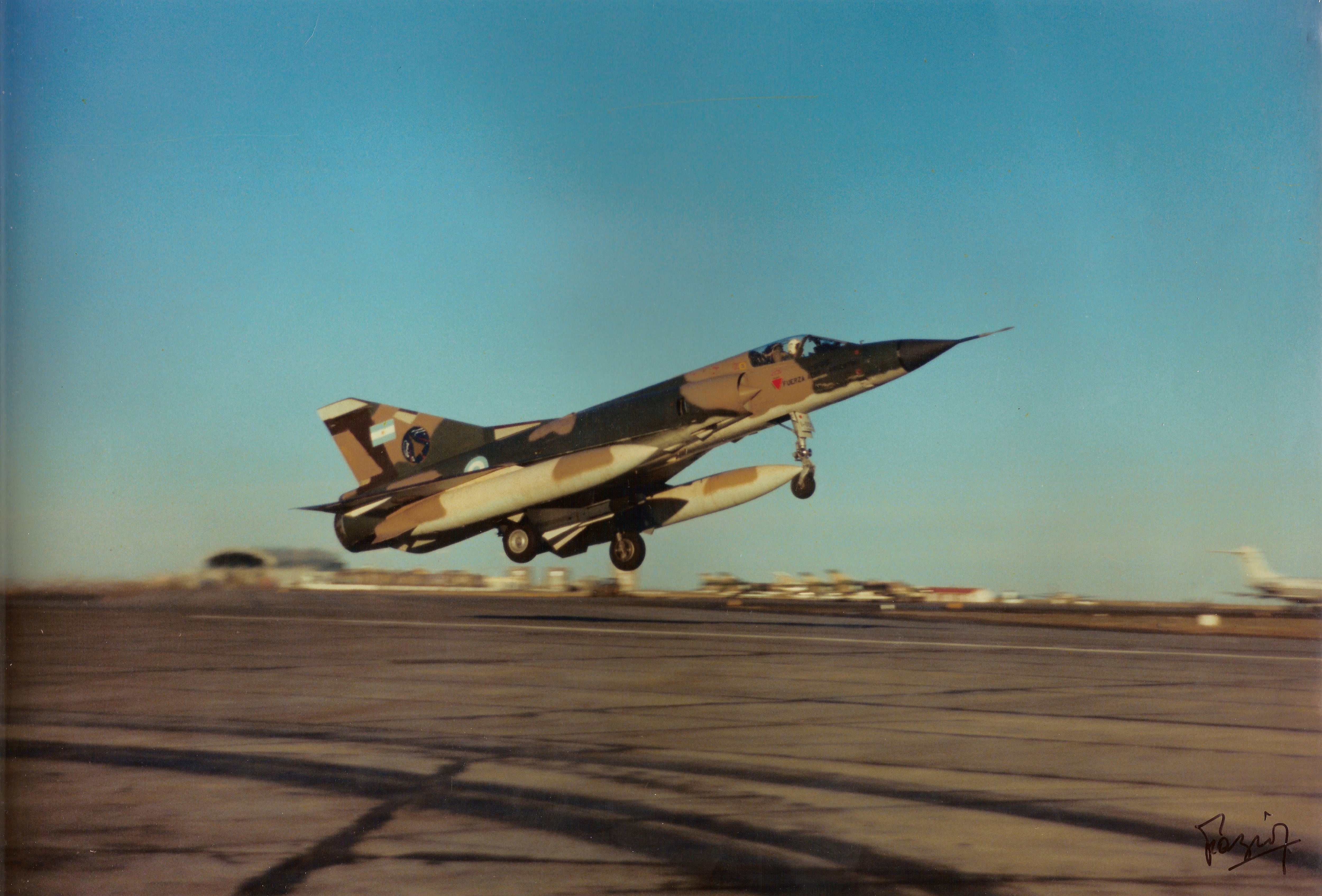 8 de junio de 1982, despegue de un Mirage desde Río Gallegos portando un misil Matra 530EM rumbo a las Islas Malvinas. (Gentileza Jorge Fazio).