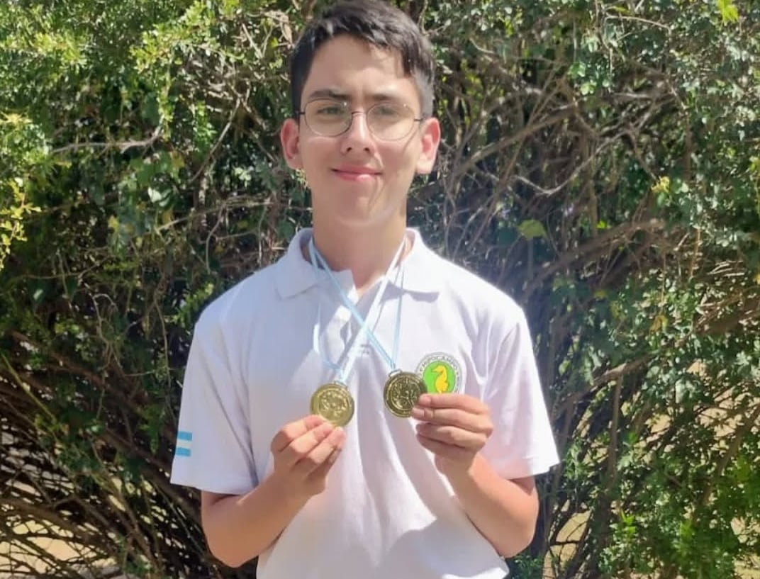 Nacho luce, orgulloso, dos medallas de las muchas que ganó