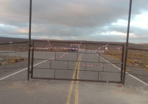 Un matrimonio instaló un pórtico con tranquera en medio de la ruta provincial 12: qué dijo el gobierno de Chubut