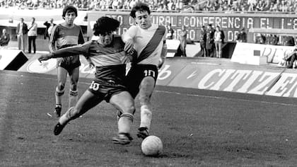 Beto Alonso y Diego Maradona, en un clásico de la década del 80