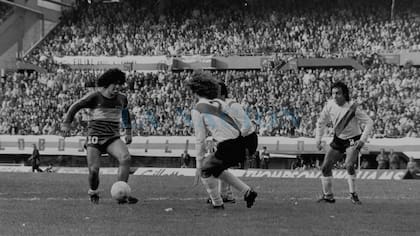 En el Metropolitano de 1981, un joven Diego Maradona encara a Tarantini y a Iervasi