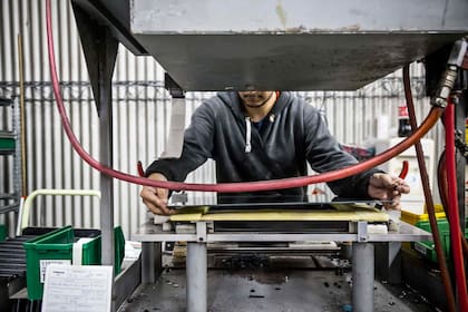 5. Aquí se realiza el subarmado de puertas del horno con aislante térmico.