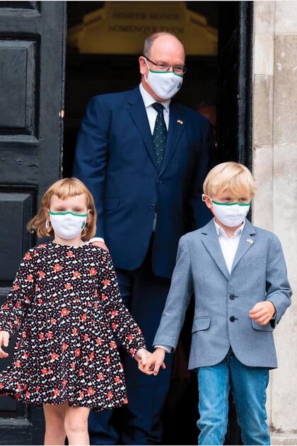 5 de septiembre. Otro compromiso que el príncipe monegasco realizó en compañía de sus hijos, los mellizos. En la foto, se los ve durante su visita a Irlanda. 