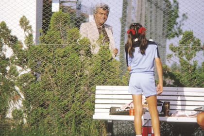 5) En el Campeonato Metropolitano del Centro Asturiano, en 1980, Osvaldo, detrás del alambrado, acompaña a su hija.