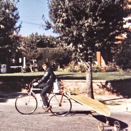 50 años atrás, llevando su tabla en el carrito de la bicicleta