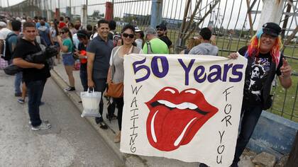 "50 años esperándolos": uno de los carteles de los fans en Cuba