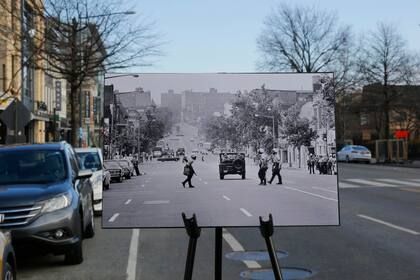 50 años sin Martin Luther King. La policía patrulla las calles de Washington, el 24 de junio de 1968. La foto se encuentra emplazada en la esquina actual de las calles 14 y S