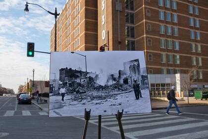 50 años sin Martin Luther King. Una foto de los restos humeantes de un edificio, tomada el 6 de abril de 1968, es colocada en la esquina de las calles 7 y O