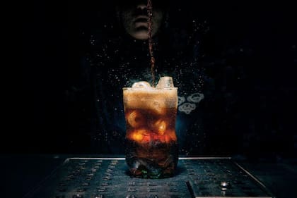 50 Best presenta a Tres Monos (Nº10) como “un bar de rock oscuro y canchero que exhibe la ‘despensa líquida’ argentina” y como “el pequeño bar indie que genera un gran impacto”, con neón, rock y grafitis como parte de la escena