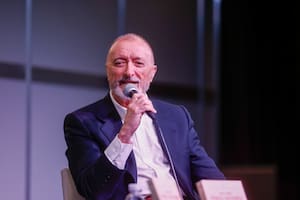 Arturo Pérez-Reverte con Hugo Alconada Mon: “Hay lugares de los que nunca se vuelve”
