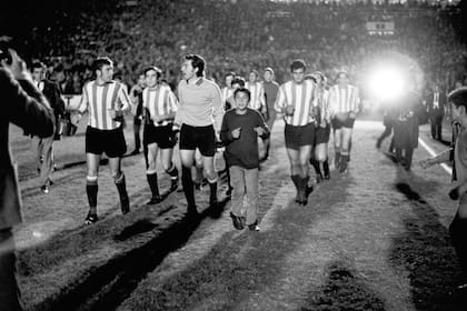 50) Luz, cámara, tricampeón: la formación de Estudiantes ingresa en el Centenario en otra noche de gloria.