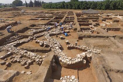 También se encontró otra localidad, más pequeña,y antigua, de 7.000 años, un cementerio y un templo dedicado a rituales religiosos.
