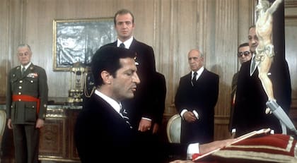 5/07/1976. Adolfo Suárez jura su cargo como presidente del gobierno español ante el rey Juan Carlos, en un acto celebrado en el Palacio de la Zarzuela; se convertía así en el primer presidente de la democracia española