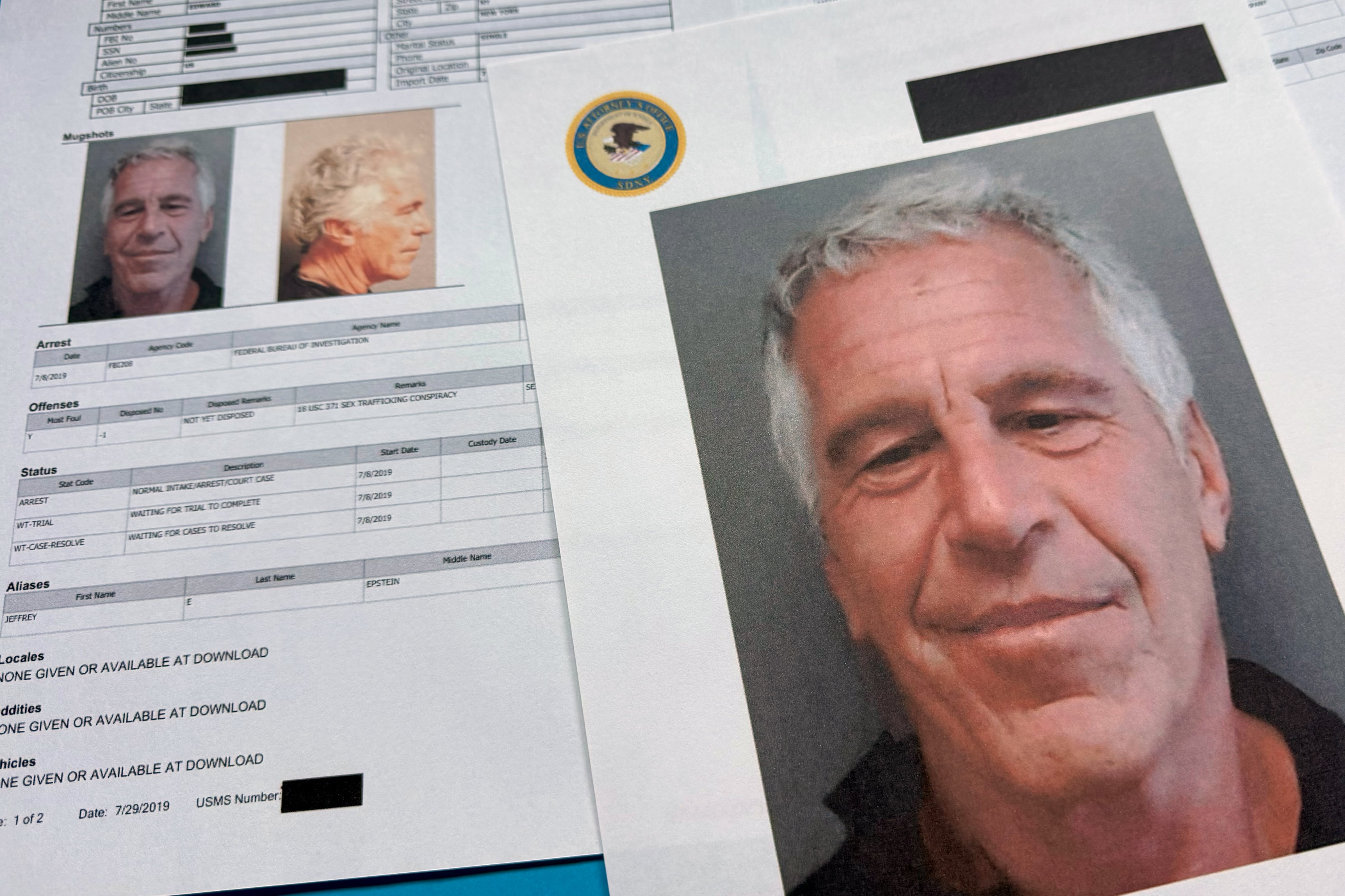 Foto tomada el 2 de enero del 2026 de documentos que el Departamento de Justicia publicó sobre Jeffrey Epstein