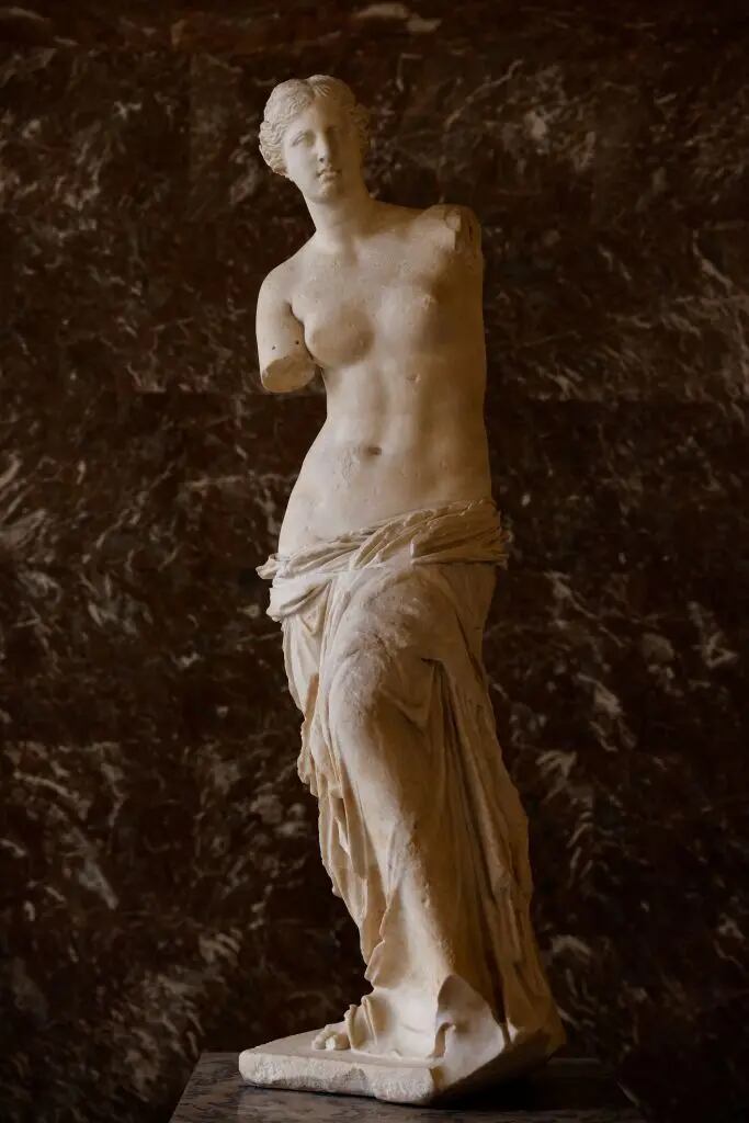 La Venus de Milo es una de las piezas centrales del Louvre, pero está incompleta