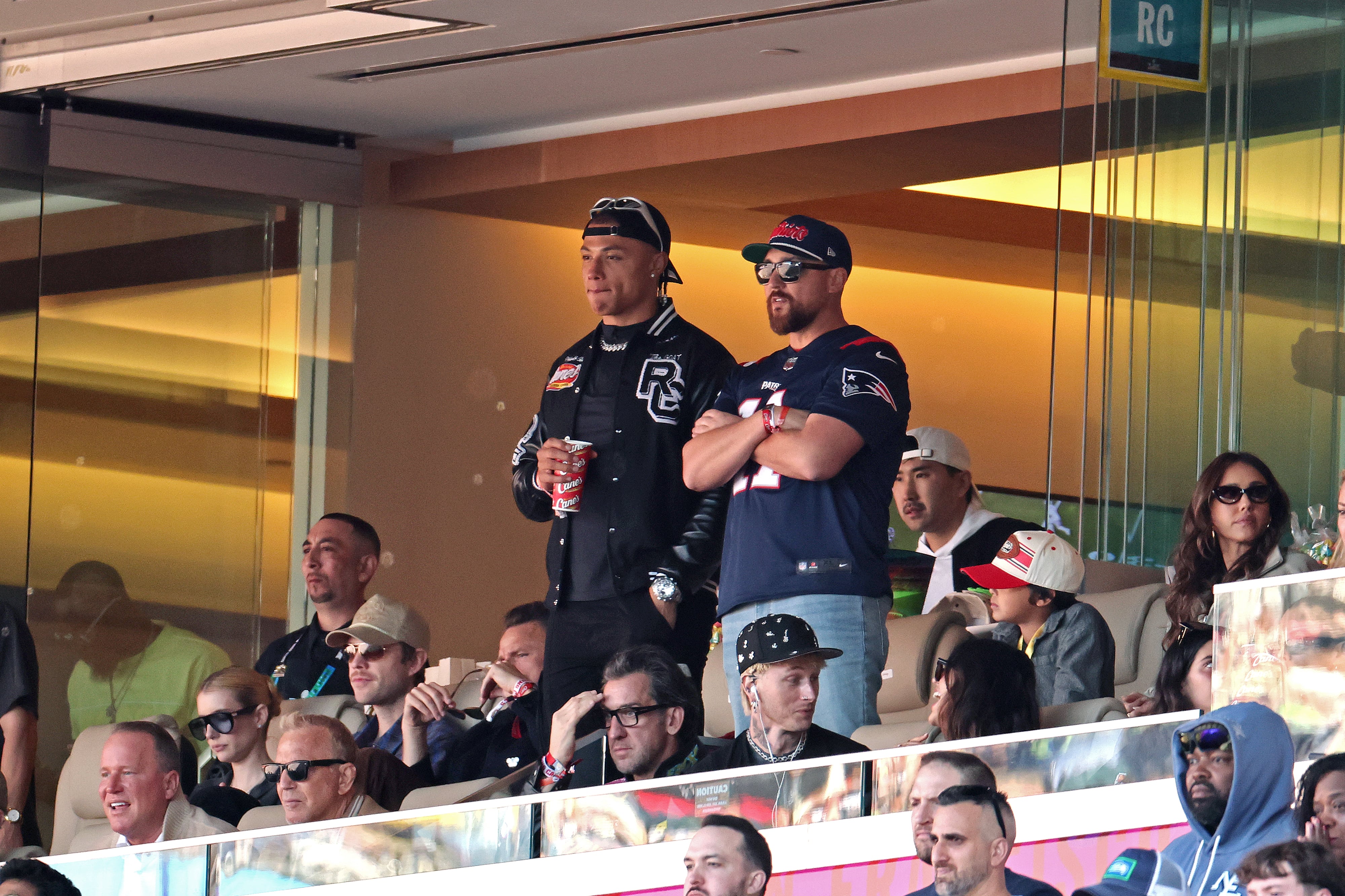 Emma Roberts, Kevin Costner, el boxeador Chase DeMoor, Machine Gun Kelly y Jessica Alba en uno de los palcos del estadio