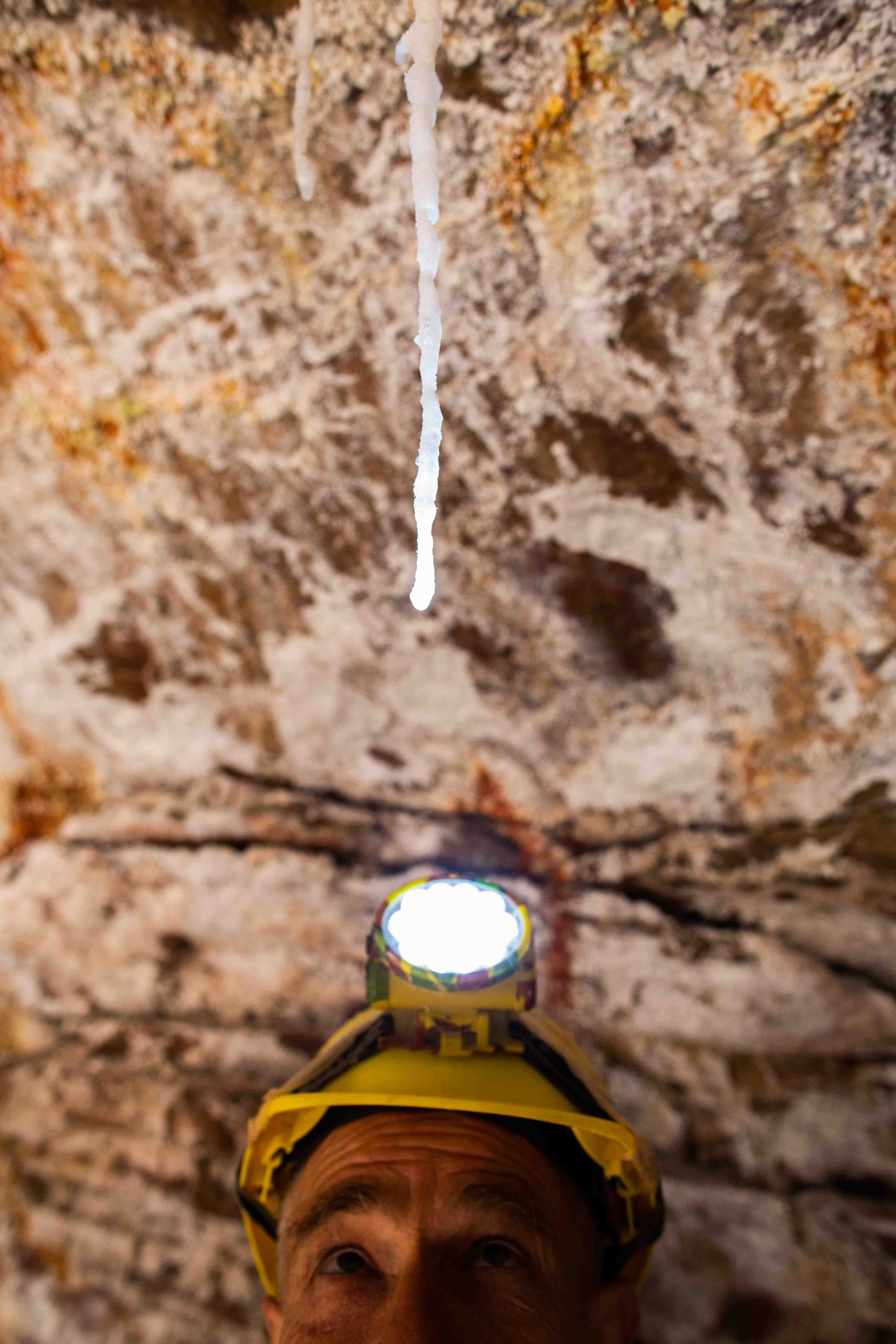 Explorando el interior del Puente del Diablo.