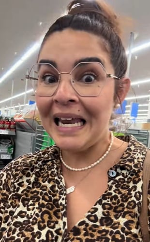 La cajera de la tienda le señaló que no podía venderle el alcohol porque la empresa no acepta identificaciones hechas fuera de EE.UU. (Tiktok/@cucituraroom)