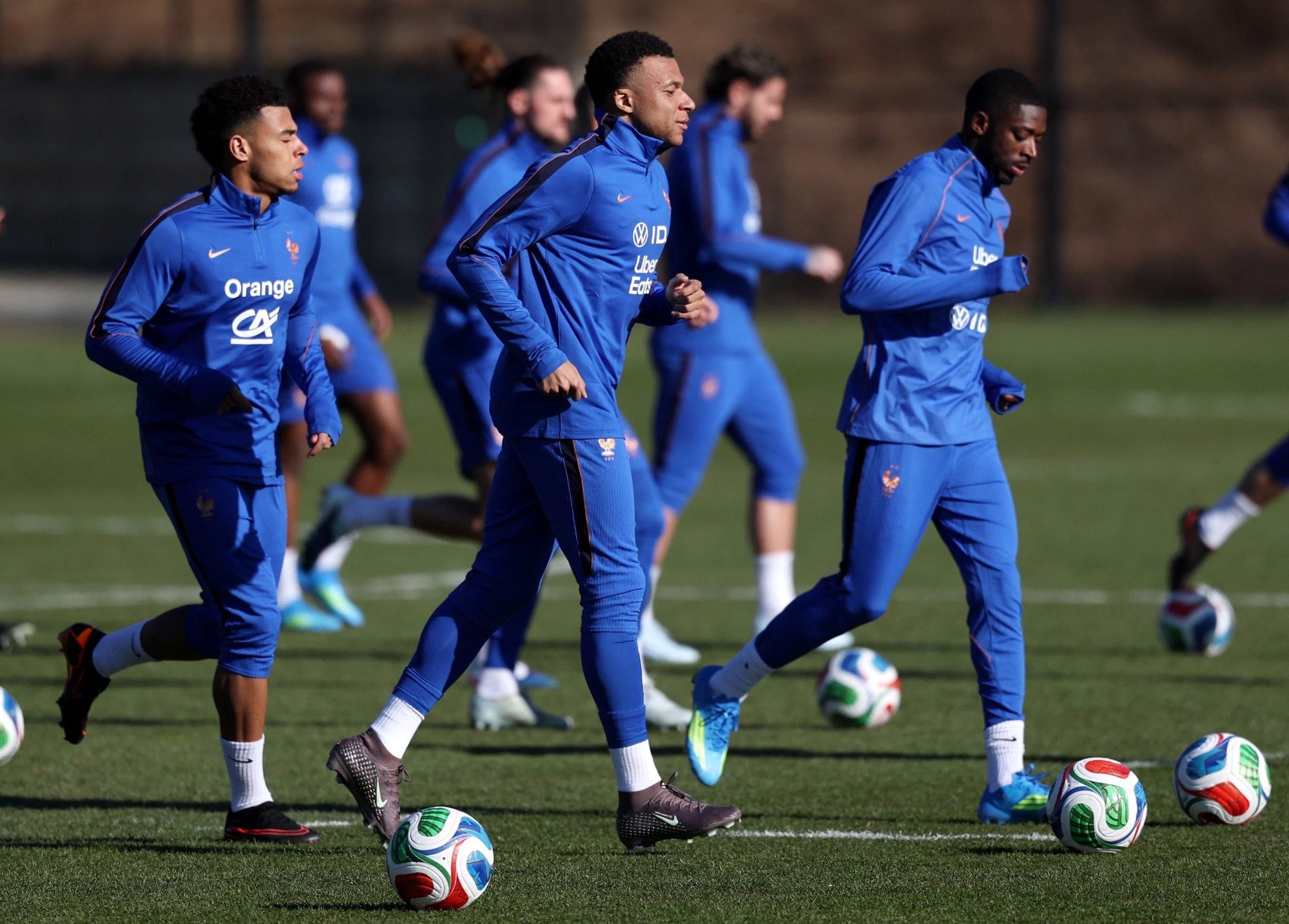 Desiree Douy, Kylian Mbappe e Ousmane Dembele avançam para o último treino da França antes do amistoso desta quinta-feira com o Brasil, rumo à Copa do Mundo.