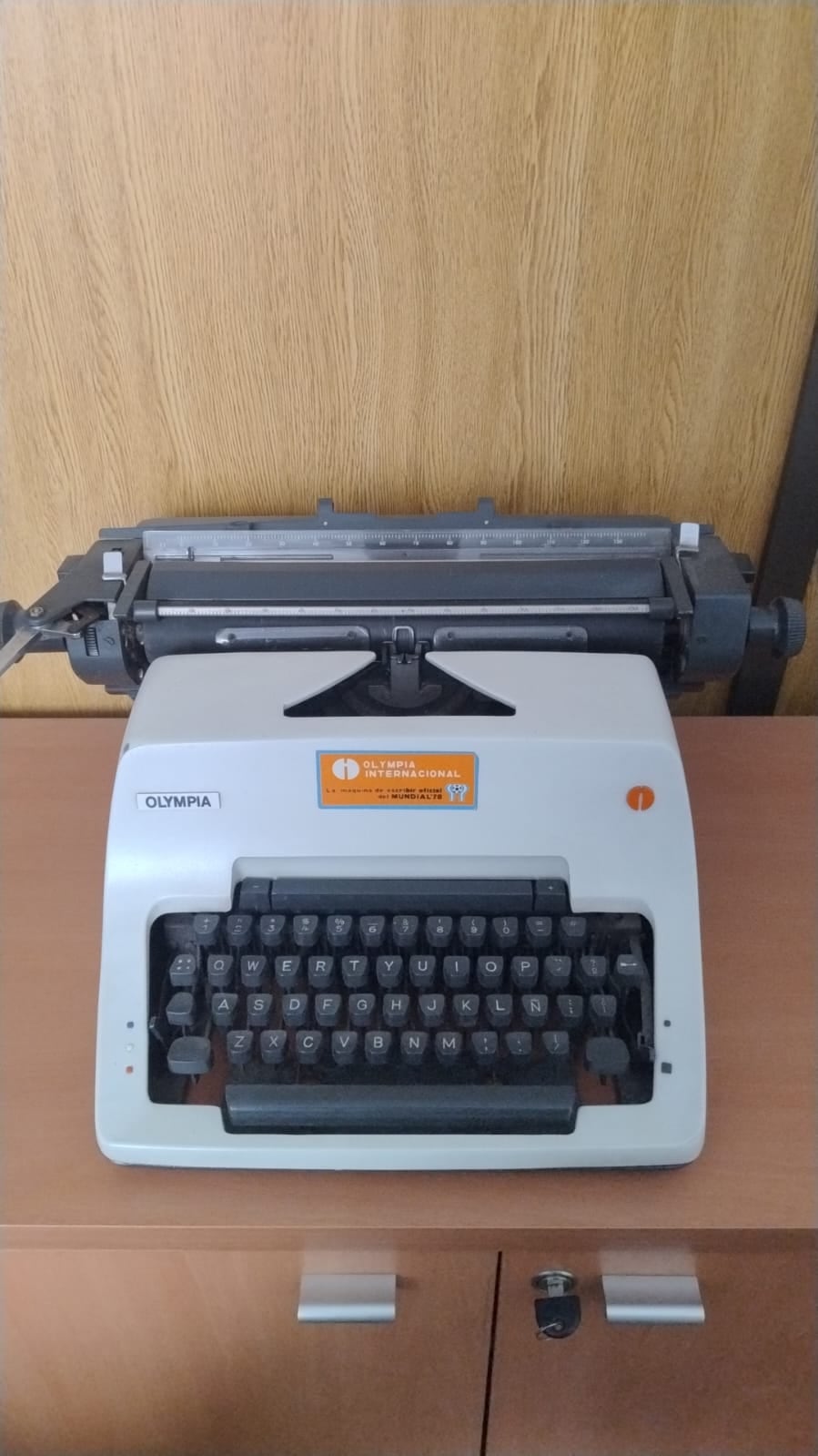 Máquina de escribir con el logo oficial de Olympia que era la marca de la máquina oficial del mundial ´78. Perteneció a un periodista que emitía sus notas en el centro de prensa de Córdoba.