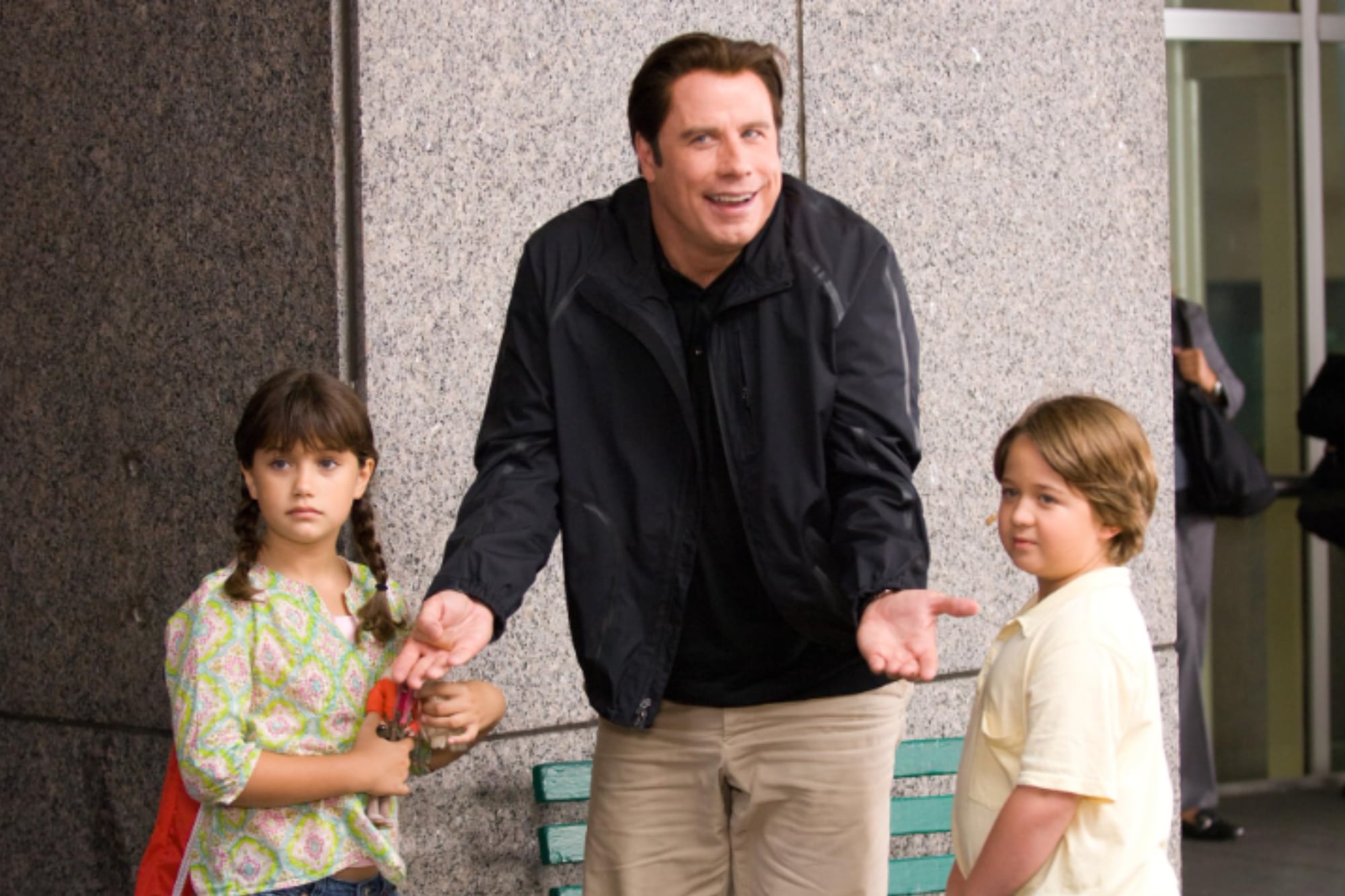 Ella debutó en cine a los siete años junto a sus padres y Robbie Williams en la película de Disney Old Dogs (Foto: IMDb)