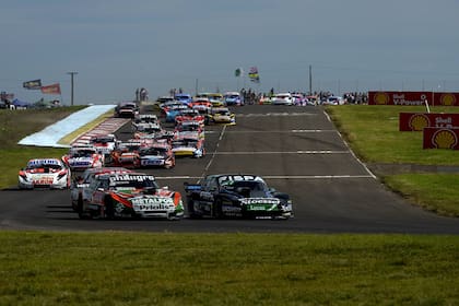 53 autos largaron la quinta final del TC en Concepción del Uruguay