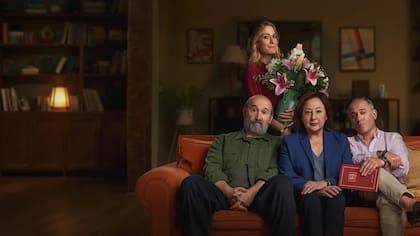 53 domingos sigue a tres hermanos que deben reunirse para decidir qué hacer con su padre, un hombre de 86 años que empieza a mostrar comportamientos erráticos y ya no puede valerse por sí mismo (Foto: Netflix)