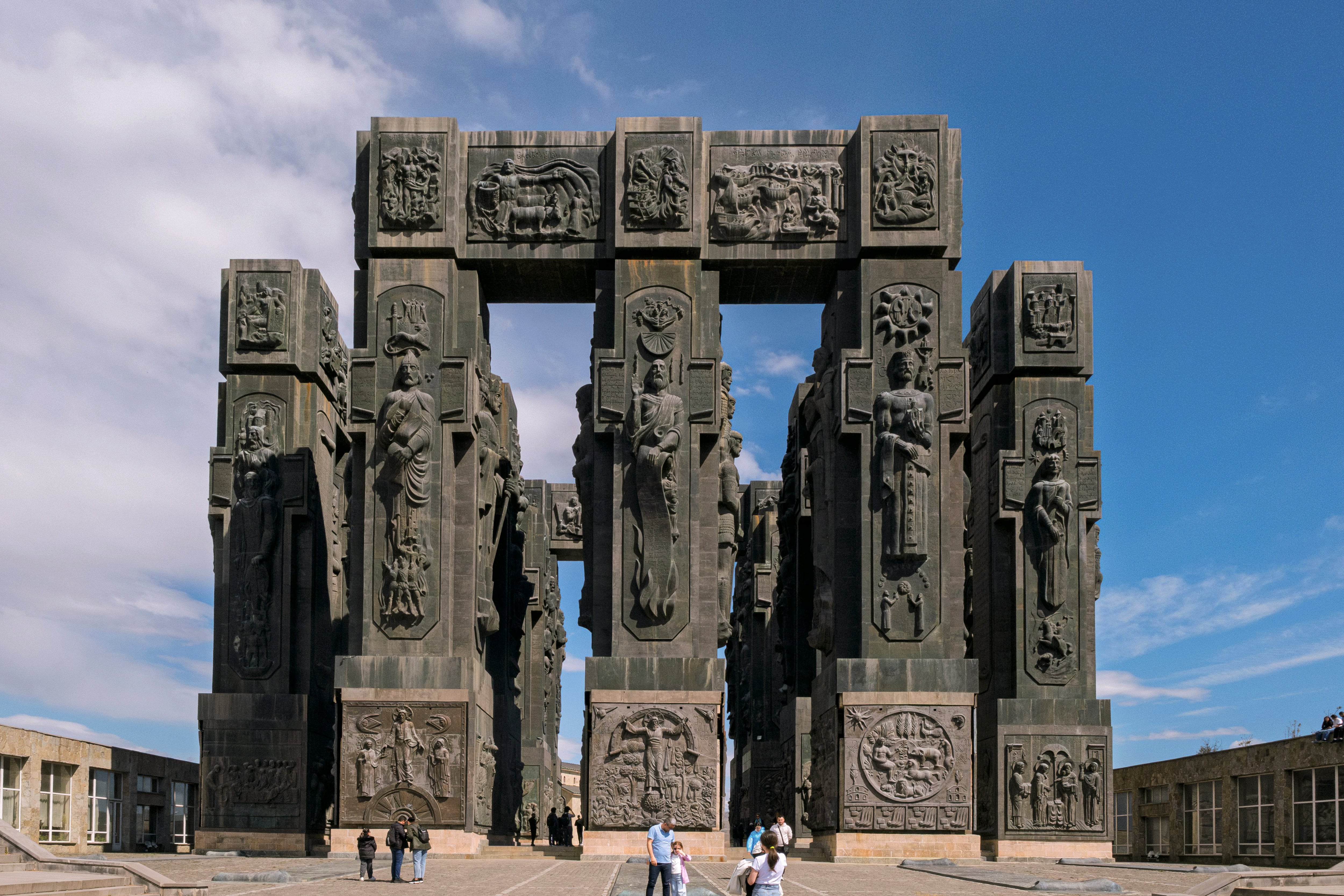 La Crónica de Georgia, en las afueras de la capital. En la base del monumento se recrean escenas de la vida de Cristo y religiosas; en el resto, hechos significativos de la historia y la nobleza medieval georgiana. Todo un símbolo de la historia del país asentado en la religión.