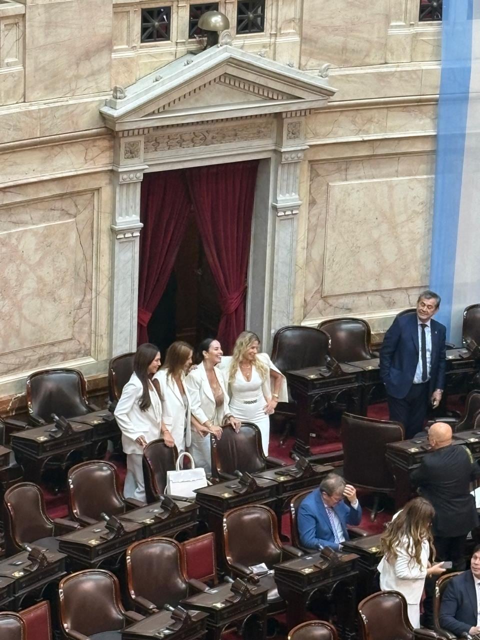 Cuatro libertarias lucen un look coincidente: todas de blanco