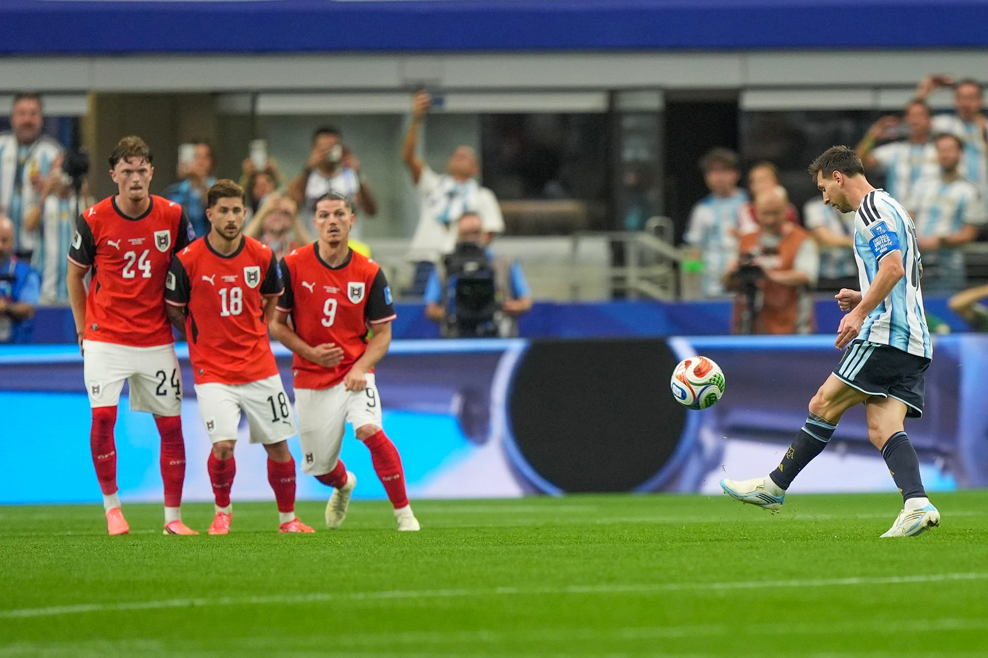 Un tiro libre de Messi en el segundo tiempo