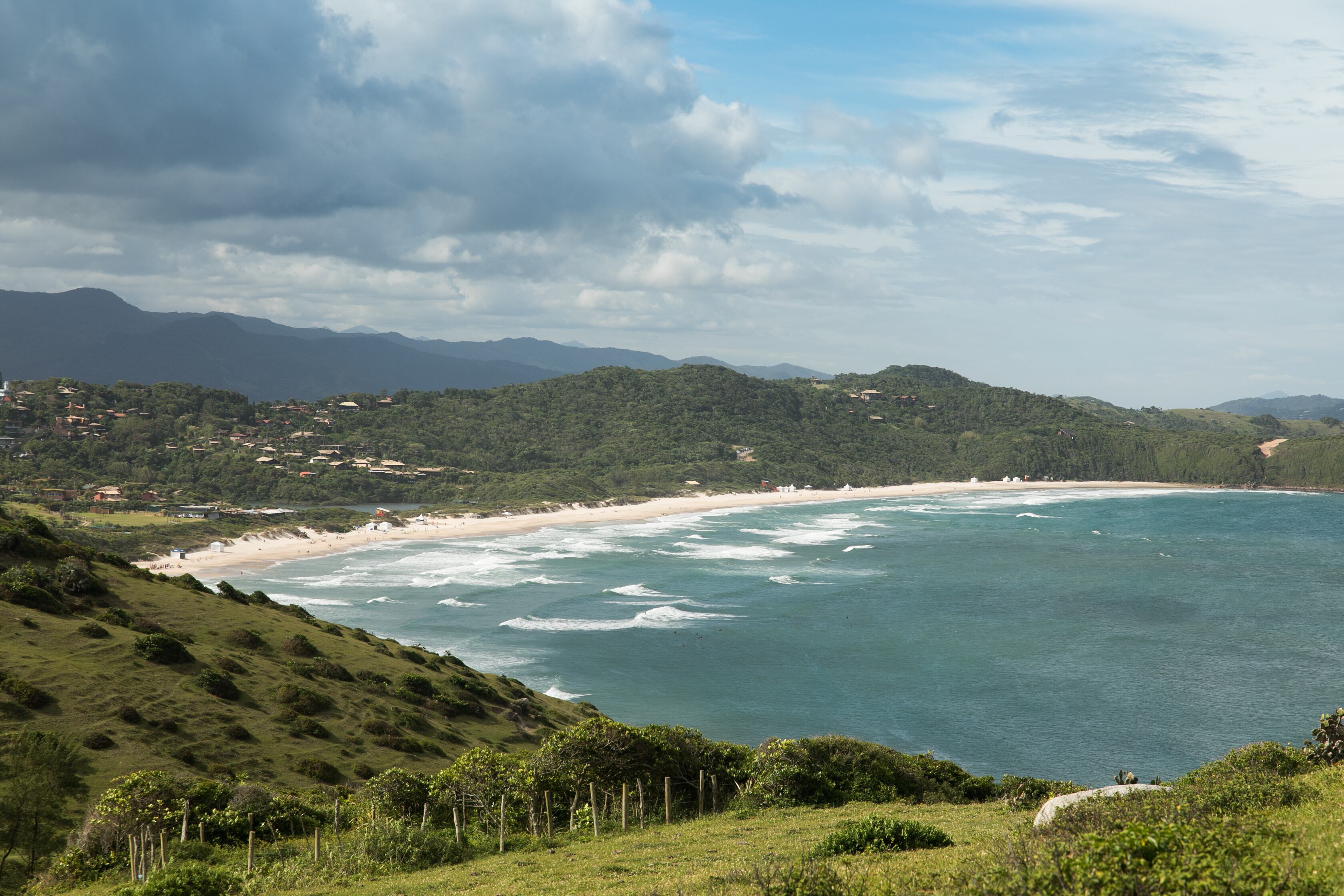 Praia do Rosa cuenta con senderos bien delimitados para caminar y recorrer