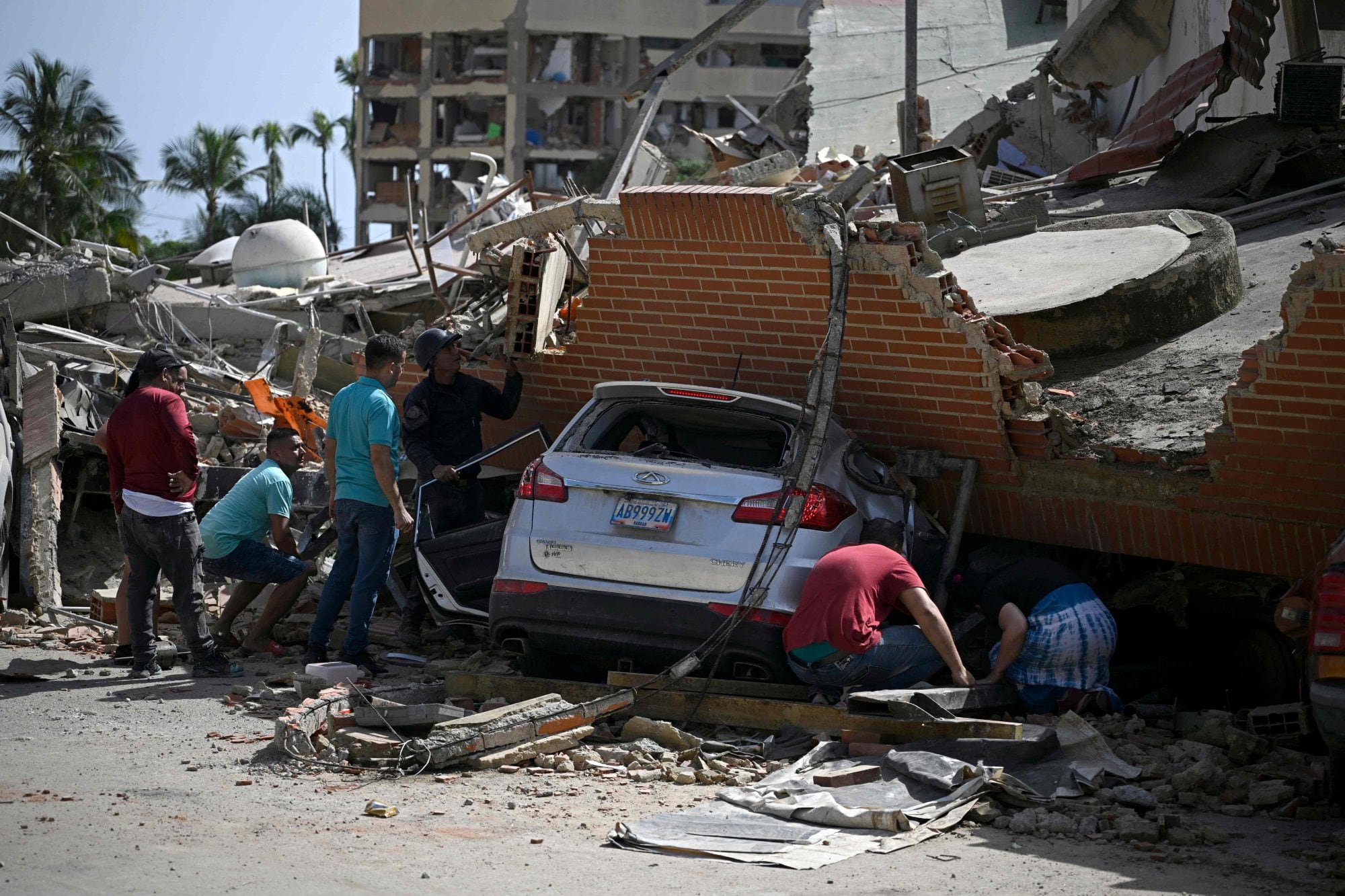 El dramático rescate de tres hermanos entre los escombros tras los terremotos en Venezuela