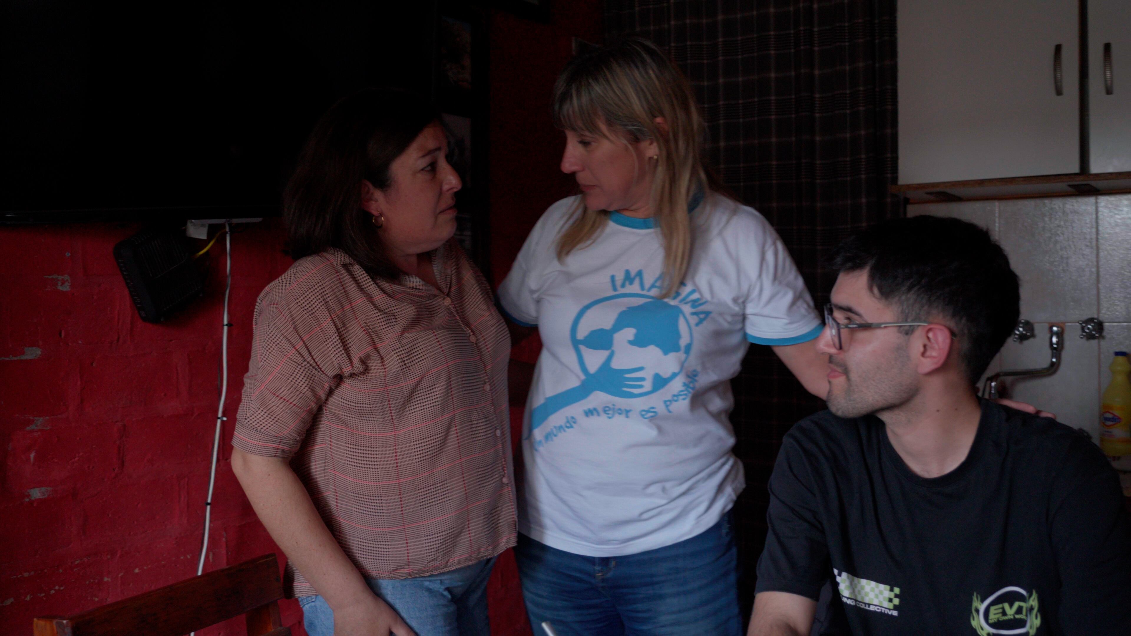 Simón Ross junto a su mamá y Patricia, de la ONG Imagina