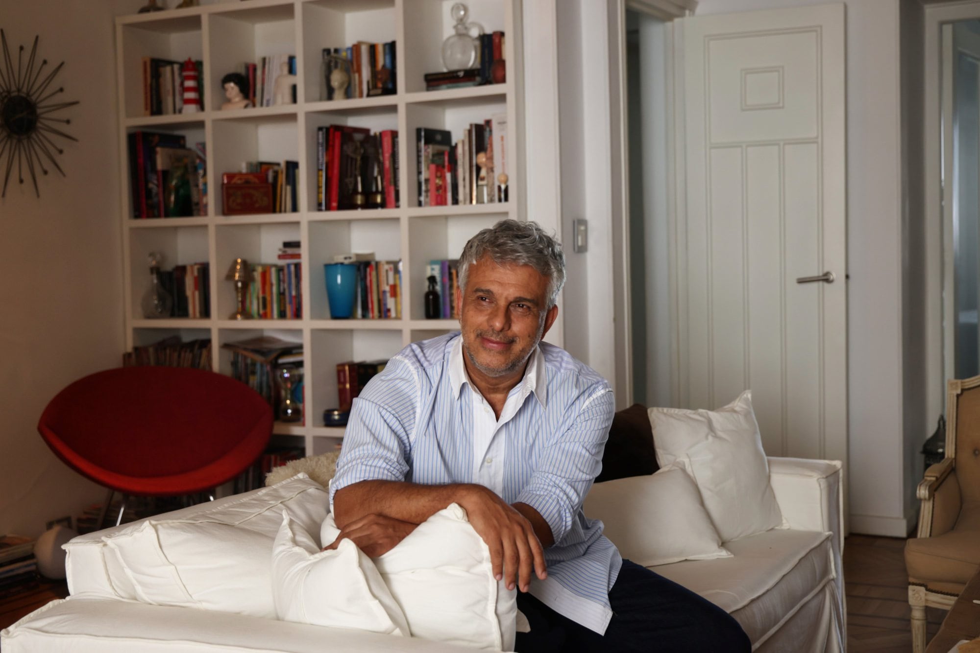 De techos altos y un blanco imperturbable, en su departamento no hay nada librado al azar