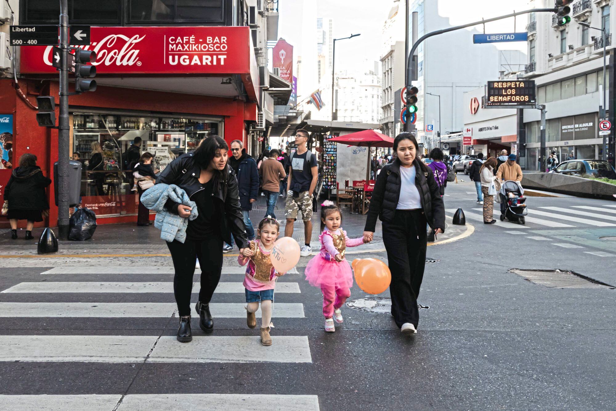 Calle Corrientes, recorrida por diferentes salas de teatro infantil durante la temporada de vacaciones de invierno. CABA.
